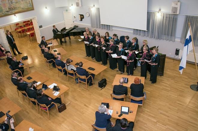 Ennen valtuuston kokousta kuultiin Tuomo Tiitisen johtaman Kamomilla-kuoron esittämät kaksi kappaletta, ensin Toivo Kärjen säveltämän Muista minua ja Tiitisen itsensä säveltämän uuden Teuva-aiheinen laulu nimeltä Kotiin, johon sanat oli tehnyt oopperalaulaja Mika Nisula. KUVA: JORMA HAVULA