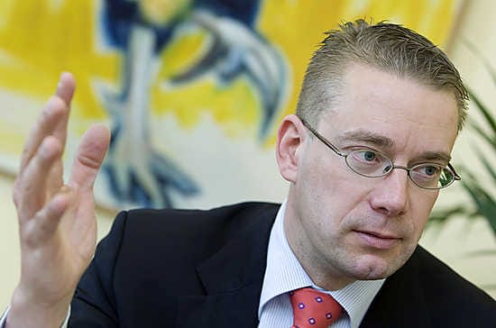 Kulttuuriministeri Stefan Wallin (r.) ei aio viedä eteenpäin kiisteltyä ehdotusta tekijänoikeuslain muuttamisesta.