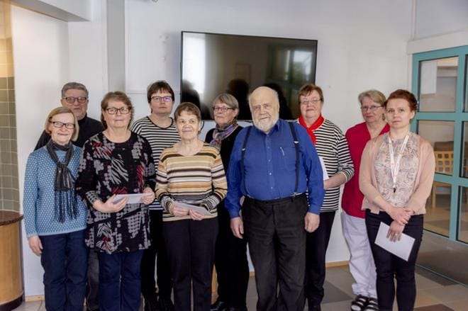 Vanhusneuvoston puh.joht. Kyllikki Laukkola (vas.) ja Hannu Penttinen jakoivat avustukset. Toimijoita edustivat Raakel Kantola, Taru Mäkipelto, Kaisa Vuorenmaa, Anja Alatalo, Tauno Alkula ja Aila Rinne. Kotivaarasta tilaisuudessa olivat lähihoitaja Päivi Jokiaho ja palveluvastaava Annika Akonniemi. KUVA: AARRE LÖYTÖMÄKI