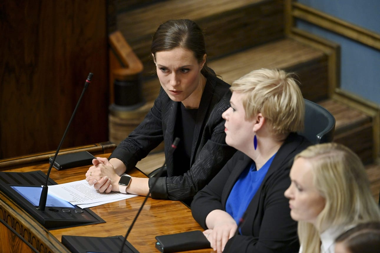 Pääministeri Sanna Marin (vas.) on kutsunut koolle ministerit, puhemiehistön sekä puolueiden ja eduskuntaryhmien puheenjohtajat keskustelemaan itärajalle suunnitellusta aidasta. LEHTIKUVA / Markku Ulander