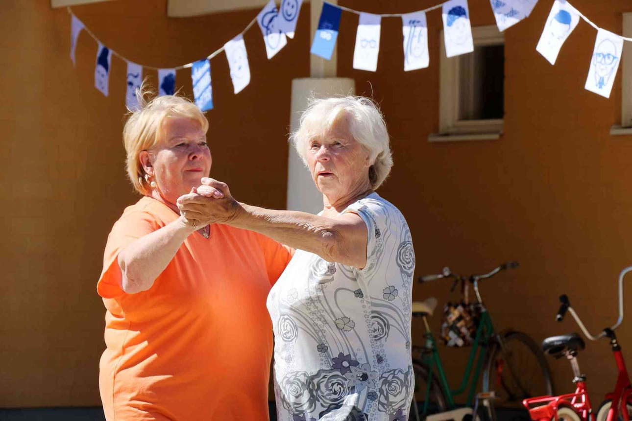 Hannele Ruohomäki ja Tuulikki Mattila ottivat valssin askeleita Pyhäjoen kirjaston edustalla.
