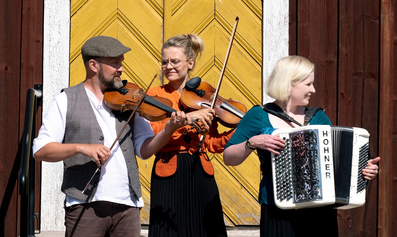 Kansanmusiikkiyhtye Rällässä musisoivat Osmo Hakosalo, Erja Pätsi ja Anne-Mari Kanniainen.