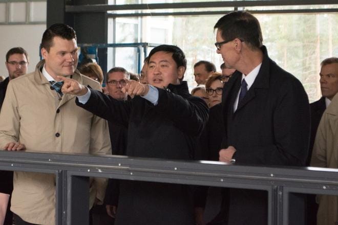 Kiinan Suomen suurlähettiläs Chen Li (keskellä) tutustui pandataloon sen harjannostajaisissa yhdessä Eläinpuisto Oy:n hallituksen puheenjohtajan Mikko Savolan ja silloisen toimitusjohtajan Juhani Haapaniemen kanssa. Taustalla oikealla Ähtärin kaupunginjohtaja Jarmo Pienimäki. KUVA: ELLA NURMI
