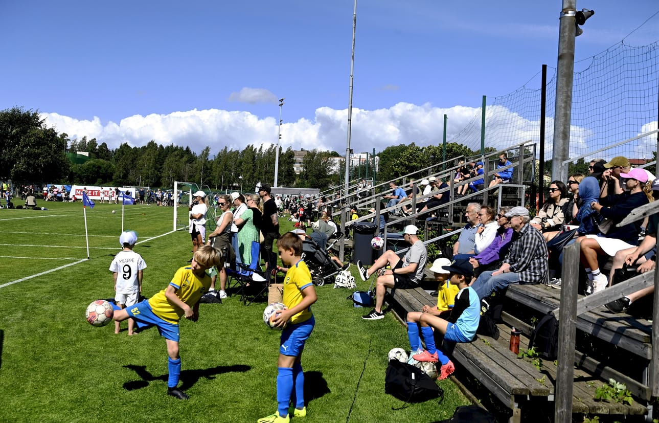 Osa vanhemmista on mukana seuraamassa lapsensa harrastamista ja osallistuu talkoisiin, osa huolehtii lähinnä paikalle kuljettamisesta.