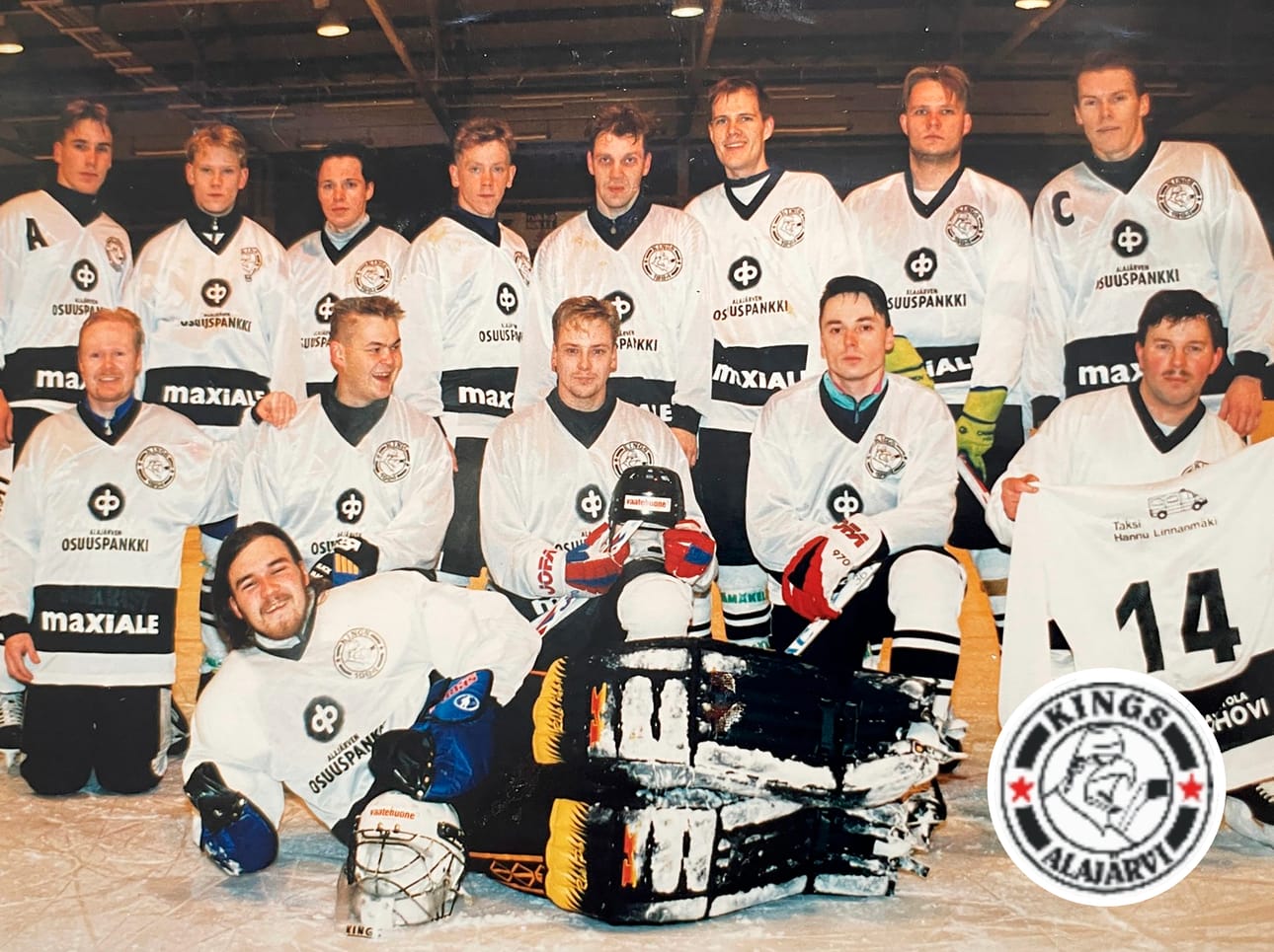 KK Kingsin joukkue kolmosdivariaikoina 1990-luvun puolivälissä. Takarivi vasemmalta: Turo Kalliomaa, Rami Luoma, Mika Valpas, Petri Luoma, Jukka Hankaniemi, Tommi Vainio, Timo Sillanpää ja Jari Metsälä. Keskirivi vasemmalta Marko Hautamäki, Tommi Tuisku, Tero Kalliomaa, Seppo Männistö ja Pasi Vainionpää. Edessä Jari Etula.