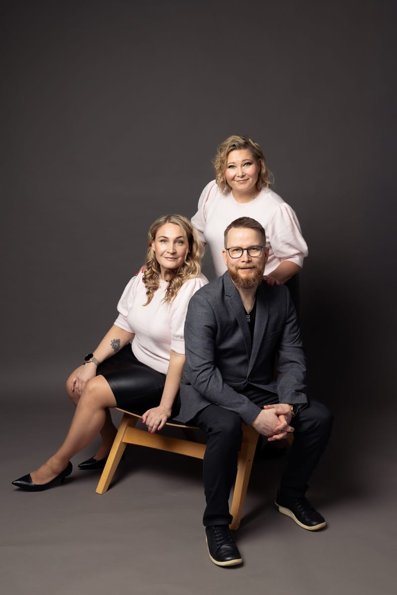 Eezyn yrittäjät Hanna Nieminen, Mira Hyväri ja Mika Hyväri.