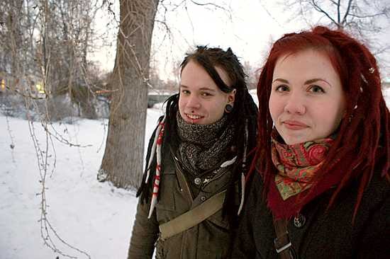 Aleksi Lohva ja Reetta Lahtinen ovat saaneet rastahiuksistaan lähinnä kehuja. "Joku kyllä käski leikata tukan ja mennä töihin", Aleksi nauraa.