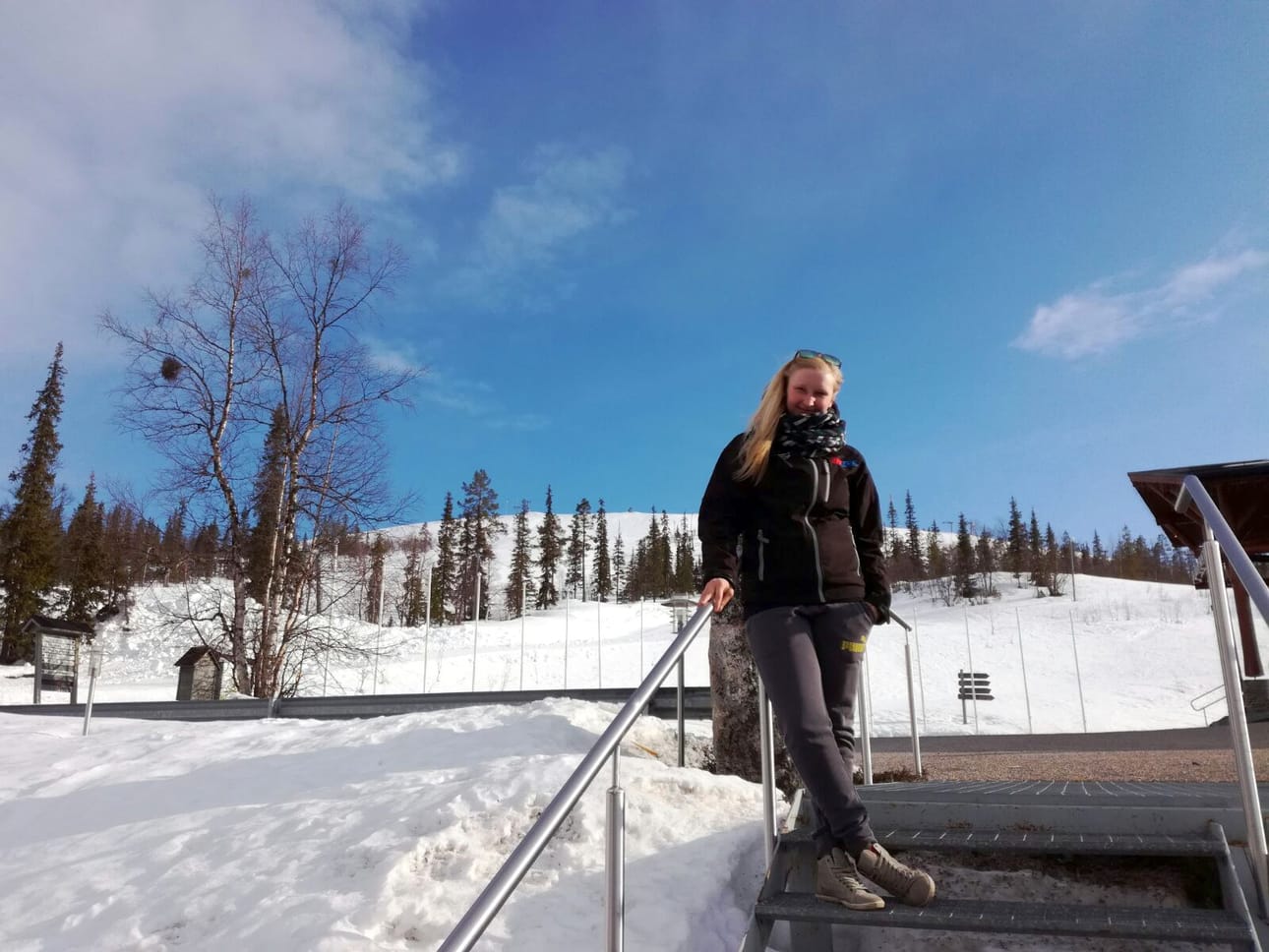 Milla Mäkelä on ollut päättyvän talven projekti-insinöörin tehtävissä saksalaisten autotehtaiden palveluksessa Muoniossa. Viime viikolla Oloksella oli vielä talvi.