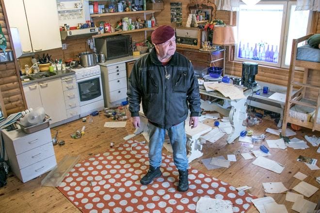 Aatos Suvantoa harmittaa eniten se, että naakat olivat nokkineet puhki ja sotkeneet hänen isoisänsä säilyttämiä vanhoja papereita. KUVA: JORMA HAVULA