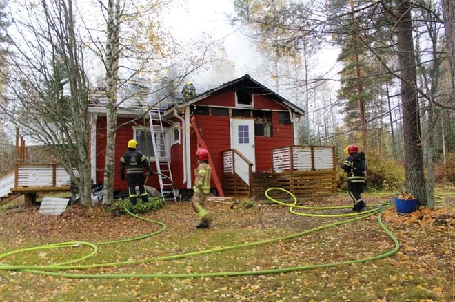 Sammutustyöt jatkuivat tänään torstaina yli puolenpäivän. KUVA: REIJO HEIKKILÄ