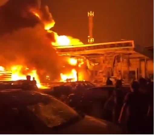 Tuli riehui huoltoasemalla räjähdyksen jälkeen maanantai-iltana Dagestanin pääkaupungissa Mahatshkalassa.