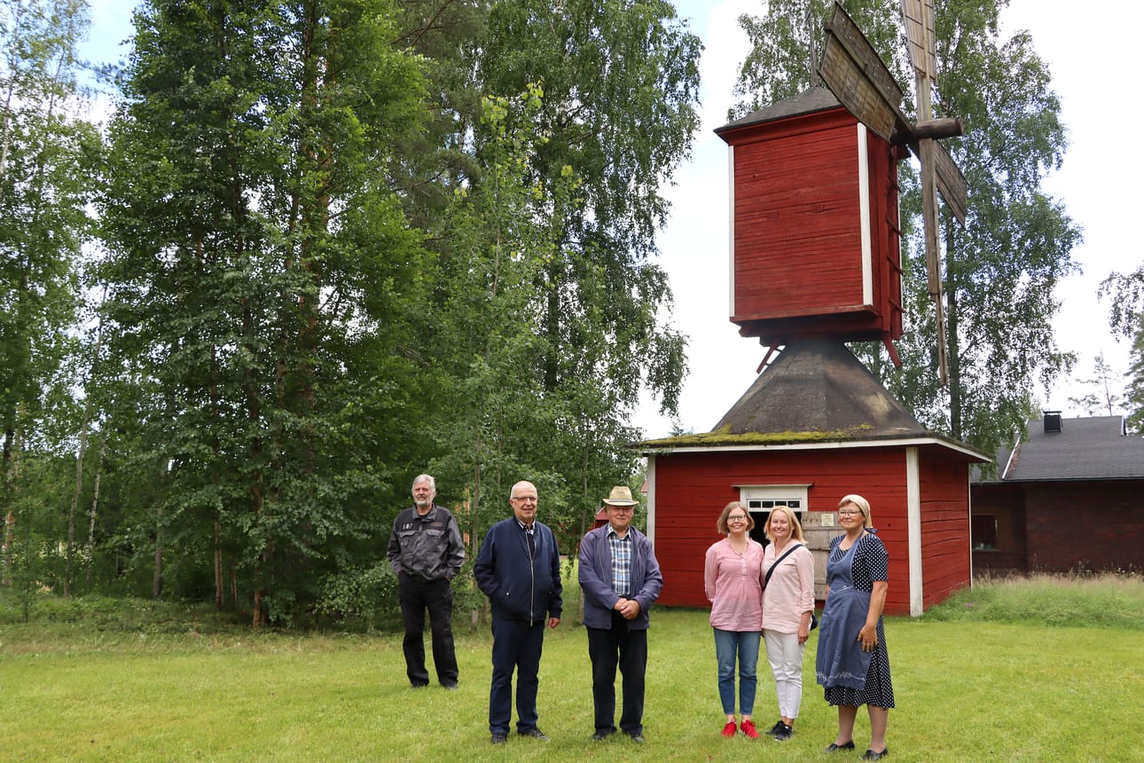 Arja Yli-Honkola, Tuija Tammi, Pirjo Vihma, Juhani Puoliväli ja Harri Kuhalampi jakoivat tarinoitaan tuulimyllystä, jota kävi tutkimassa myös Raimo Hiironniemi.