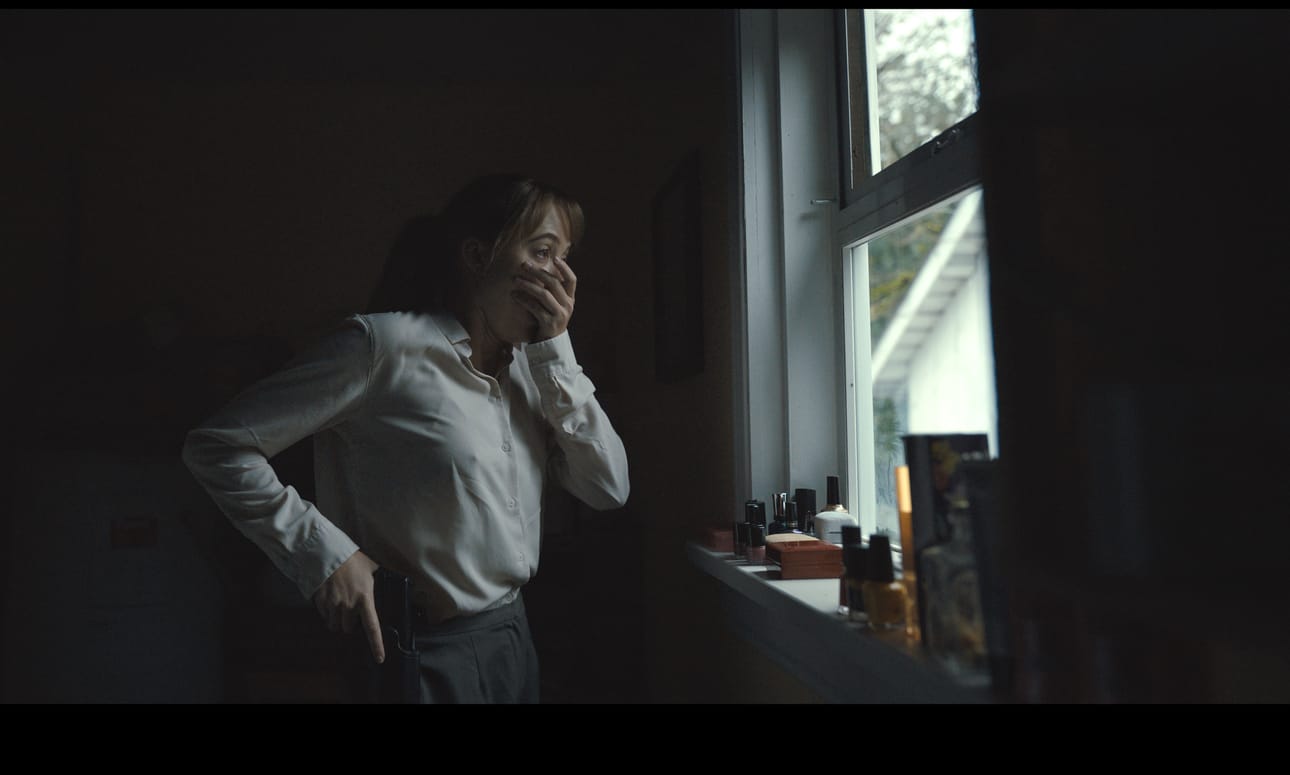 Lee Harker (Maika Monroe) jahtaa sarjamurhaajaa.
