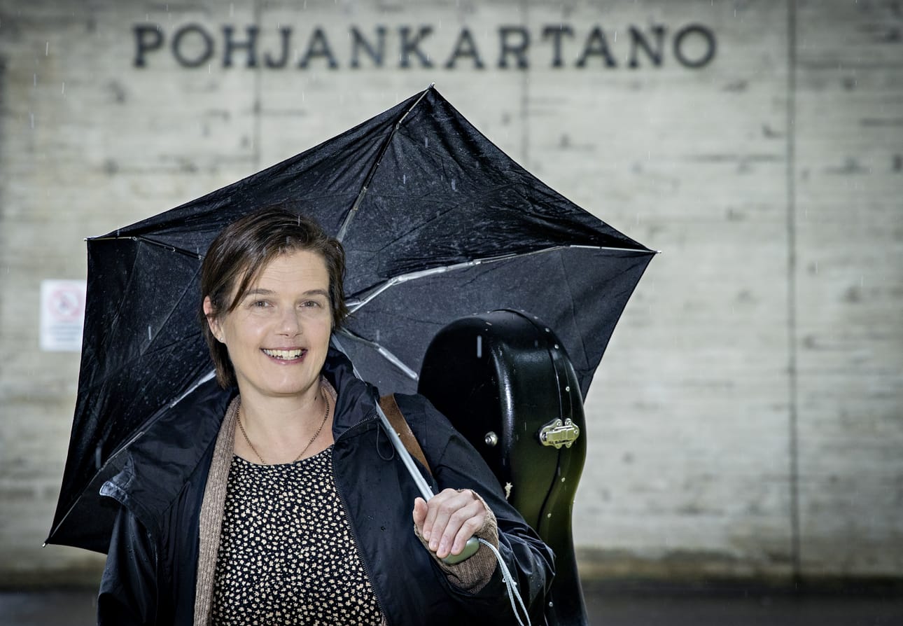 Oulu on Yhdysvalloissa asuvan Katri Ervamaan entinen kotikaupunki, jonne hänet tuovat ystävät ja Pentti Kaiteran rahaston puheenjohtajan tehtävät.