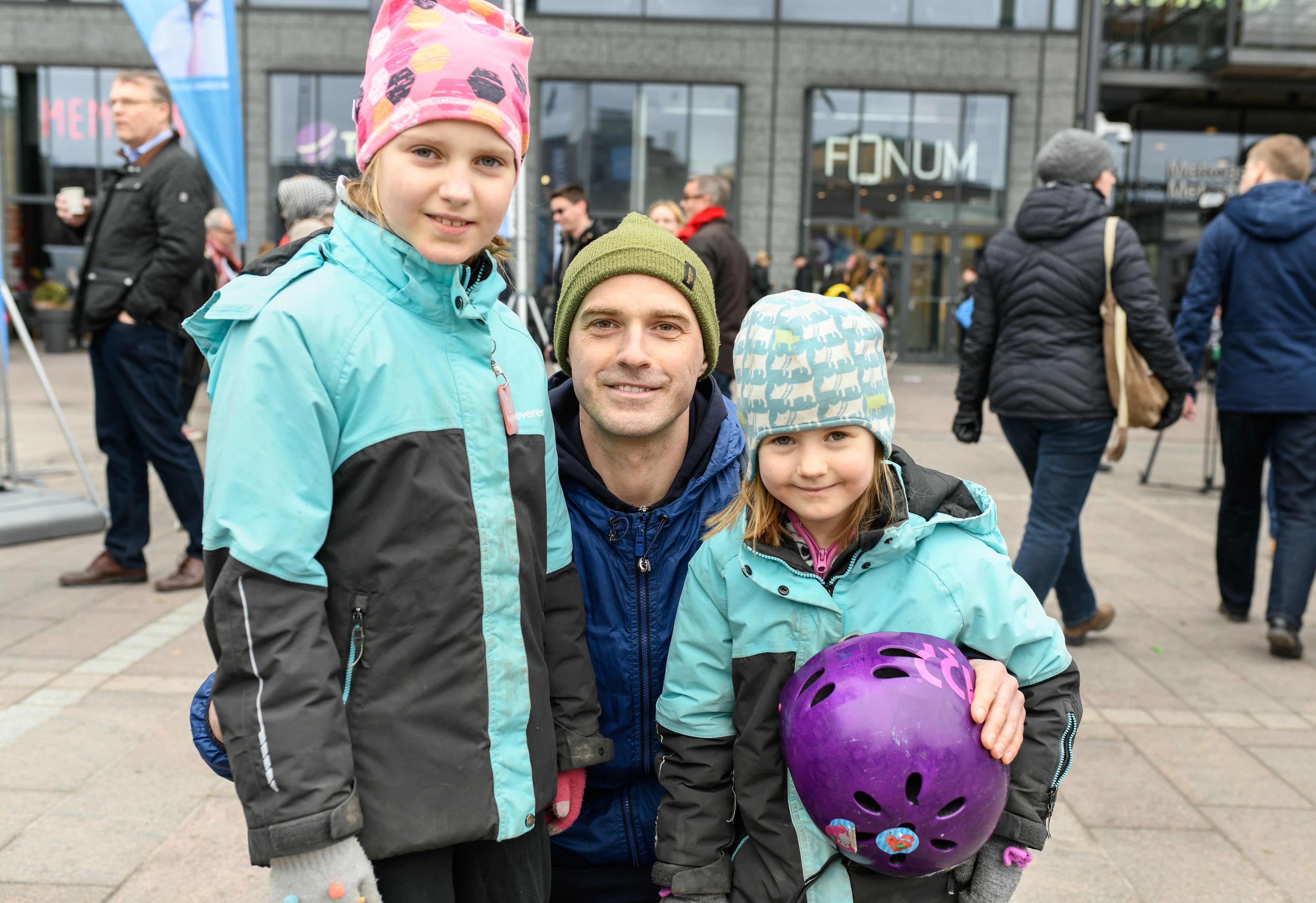 Vladimir Halme ja tyttäret Alisa (vas.) ja Vera jäivät torilla ilman makkaraa.