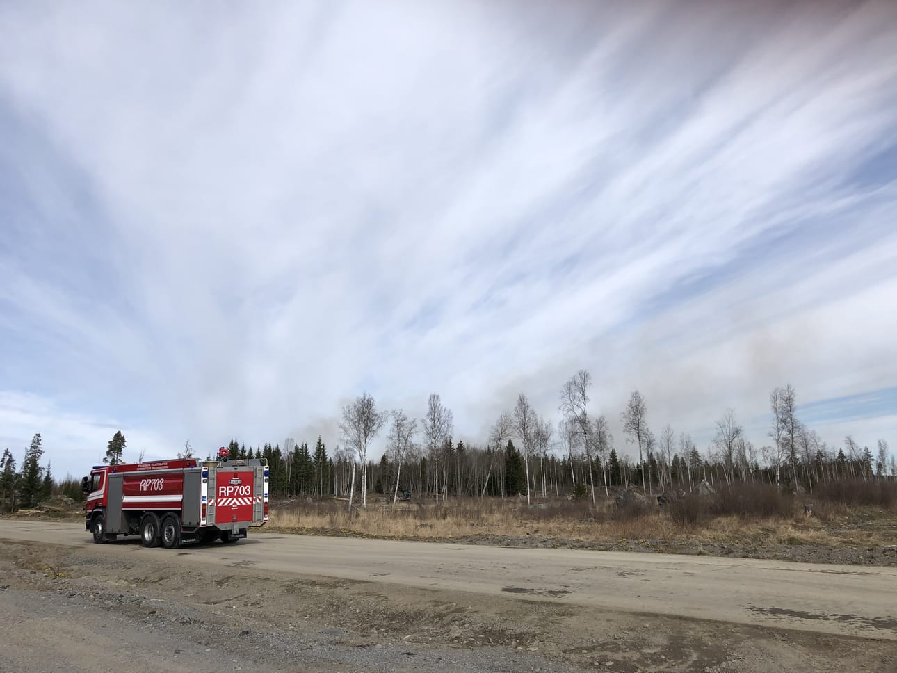 Akkualueella oli keskiviikkona maastopalo. Horisontissa näkyi savua.