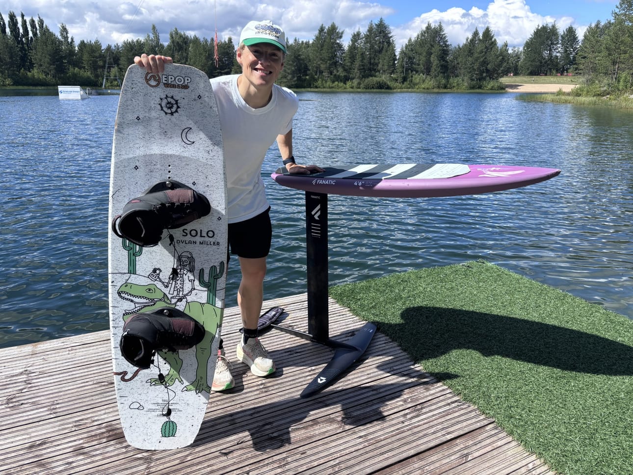 Santtu Hellström esittelee wakeboardia ja foil-lautaa, joilla haetaan surffifiilistä myös lakeuksilla.