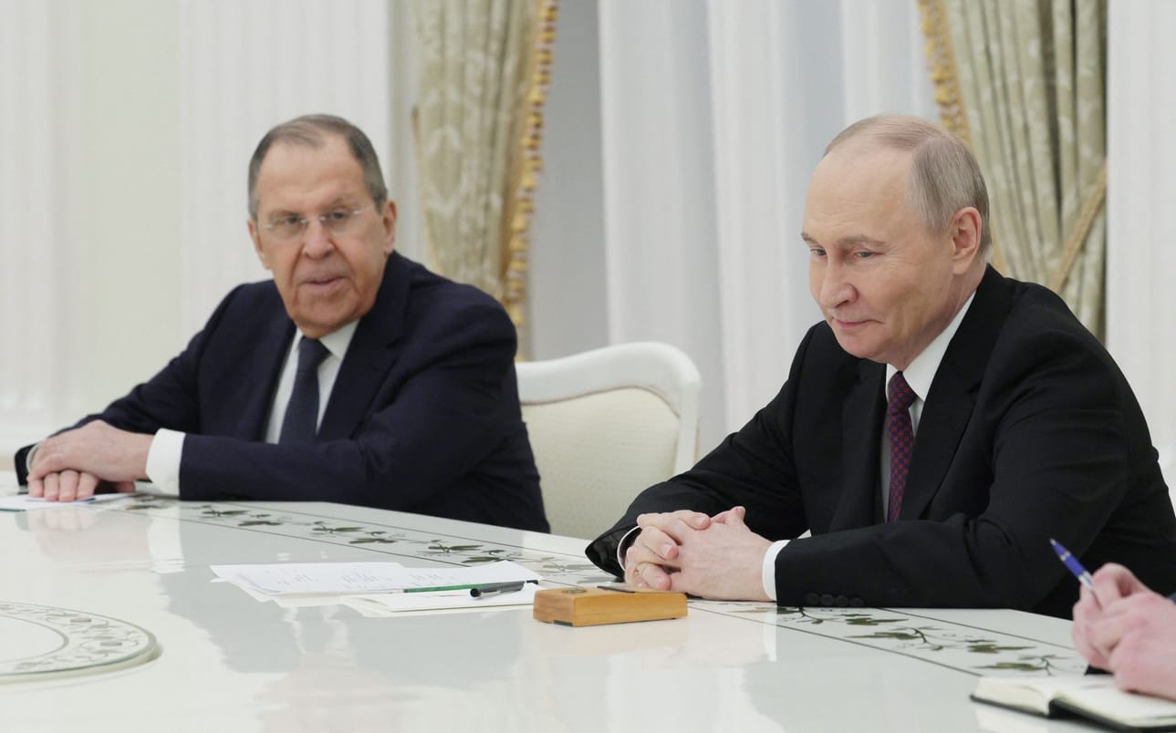 Venäjä väittää, että Ukraina on yrittänyt hyökätä presidentti Vladimir Putinin (oik.) huvilalle. Kuvassa myös ulkoministeri Sergei Lavrov.