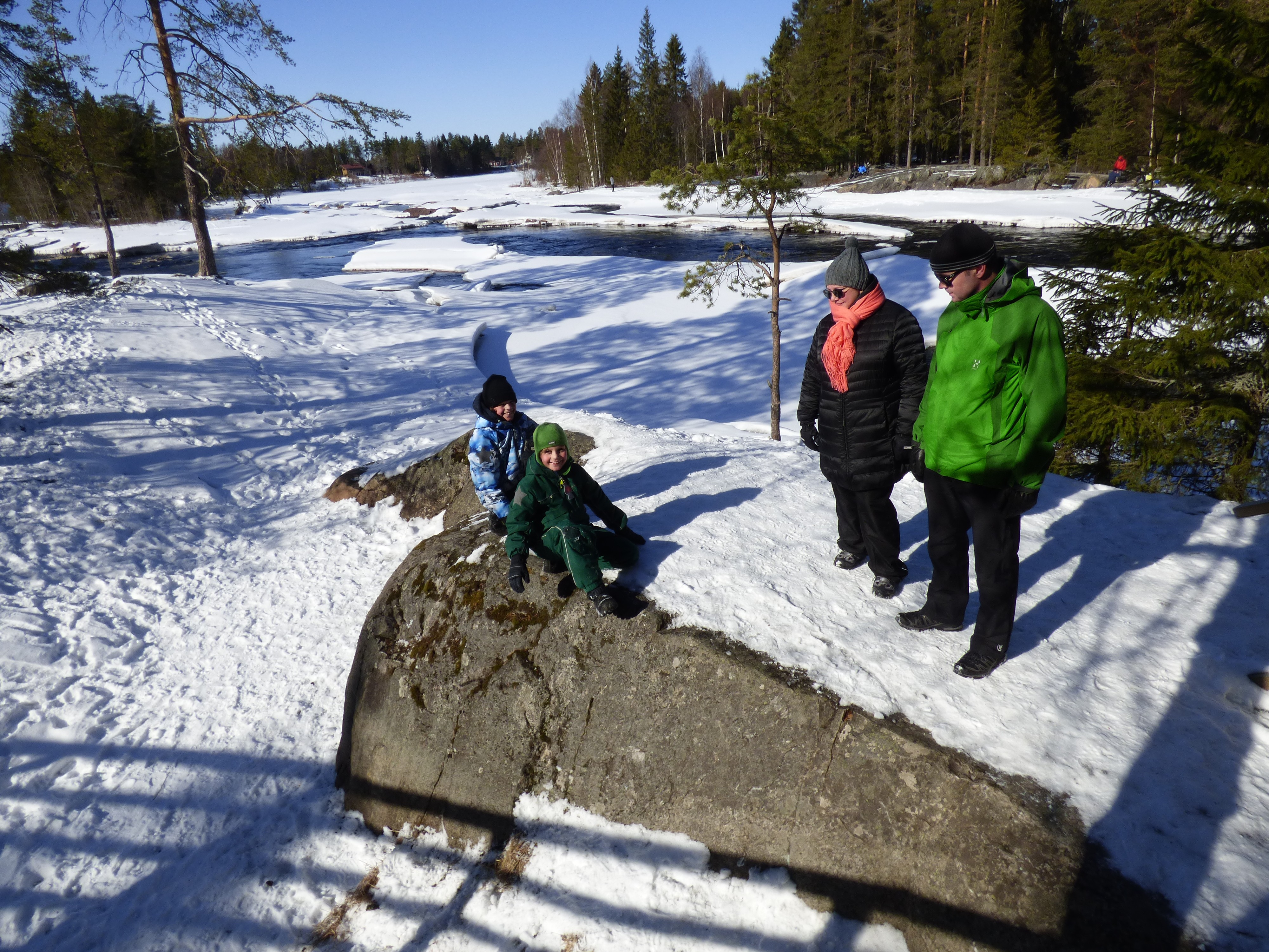 Outi Erkinheimo, Mika Heikkilä ja pojat Nooa (vas.) sekä Okko tulivat sunnuntaina Koiteliin nauttimaan kauniista päivästä.
