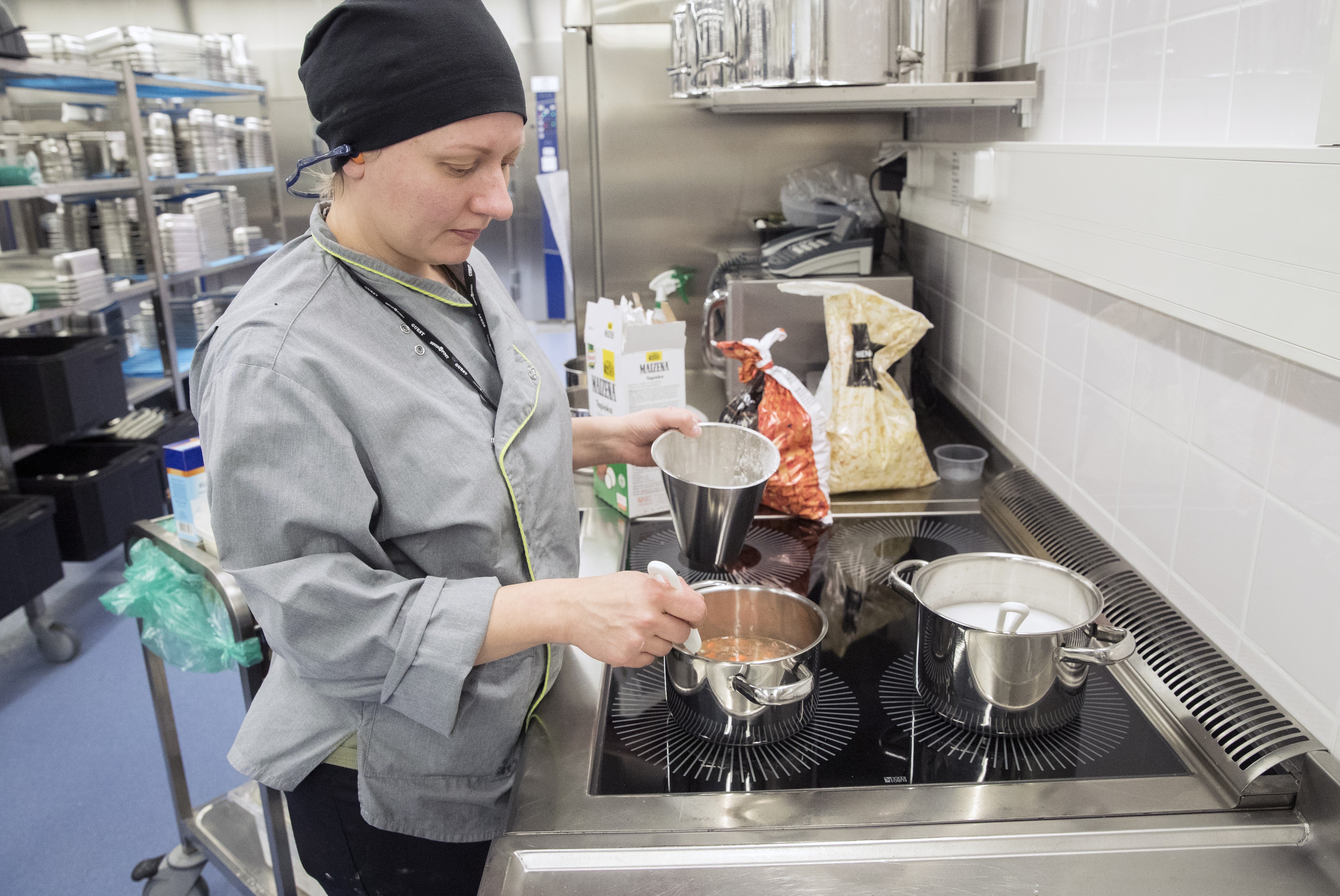 Tuotantokeittiössä pystytään huomiomaan kaikki vaativammatkin ruokavaliot. Erikoisruokavalioon liittyvää koulutusta järjestetään säännöllisesti. Dieettiruokaa valmistamassa kokki Katariina Hämeenaho.