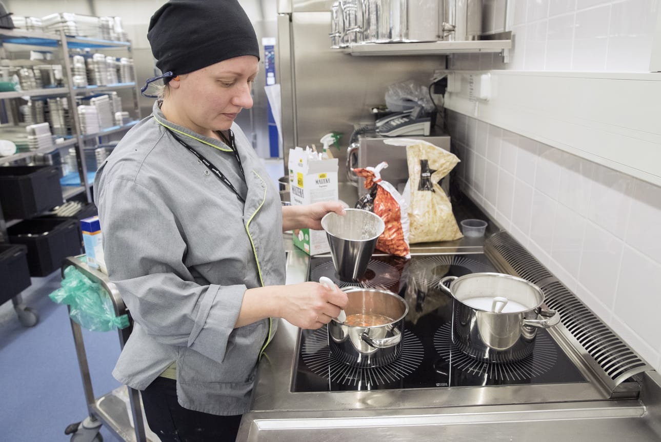 Tuotantokeittiössä pystytään huomiomaan kaikki vaativammatkin ruokavaliot. Erikoisruokavalioon liittyvää koulutusta järjestetään säännöllisesti. Dieettiruokaa valmistamassa kokki Katariina Hämeenaho.