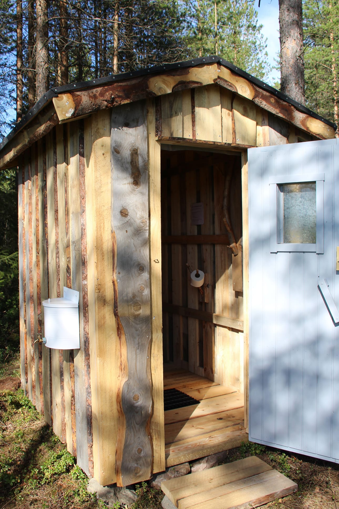 Metsään Tentsile-majoittujia varten rakennettu ekovessa on riittävän tilava vaikka vaatteiden vaihtoon.