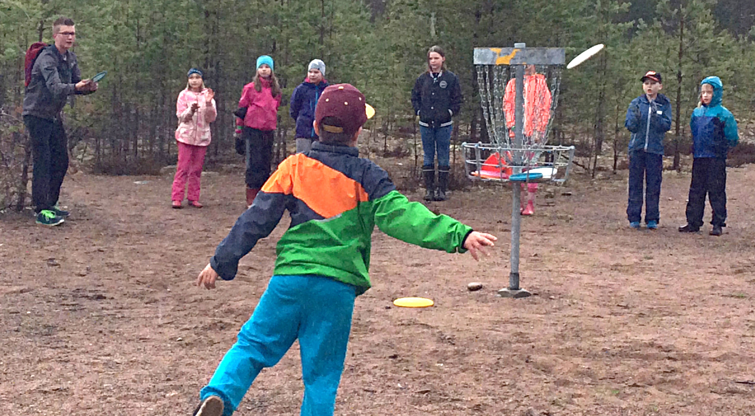 Santeri Hämäläinen opasti pikkuoppilaita frisbeegolfiin. Kuva: Jessica Saarinen