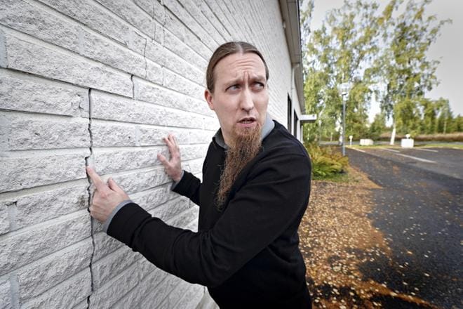 Pääkirjaston ulkoseinän halkeamat ovat lähes seinän korkuisia, näyttää Toni Keski-Lusa. Rakennus kaipaa remonttia tai moukaria, mutta ei ole toimenpidelistan kärjessä. KUVA: KARI LÖFHJELM
