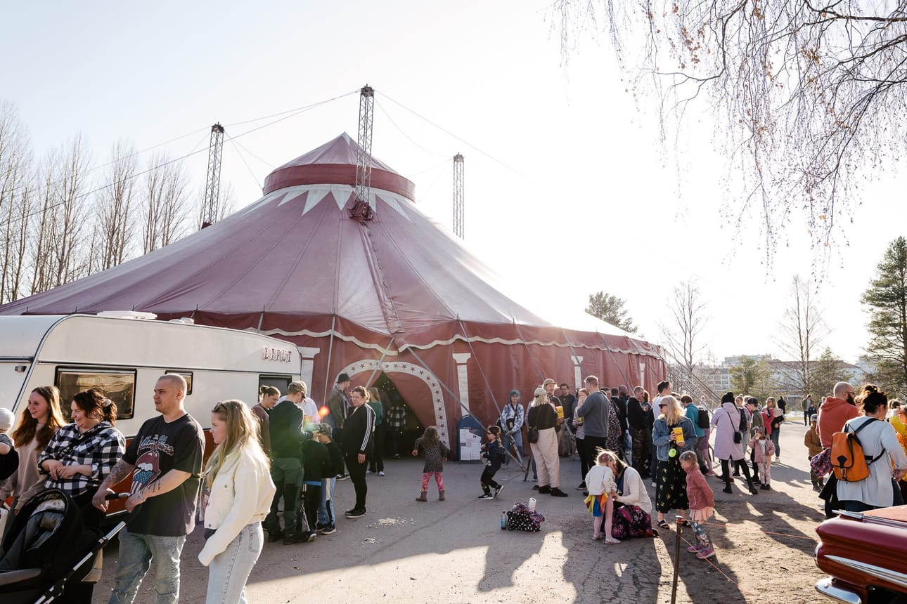 Saarni Sirkus on Rovaniemeltä lähtöisin oleva nykysirkus, jonka keskiössä on toukokuusta syyskuuhun kestävä kiertue.