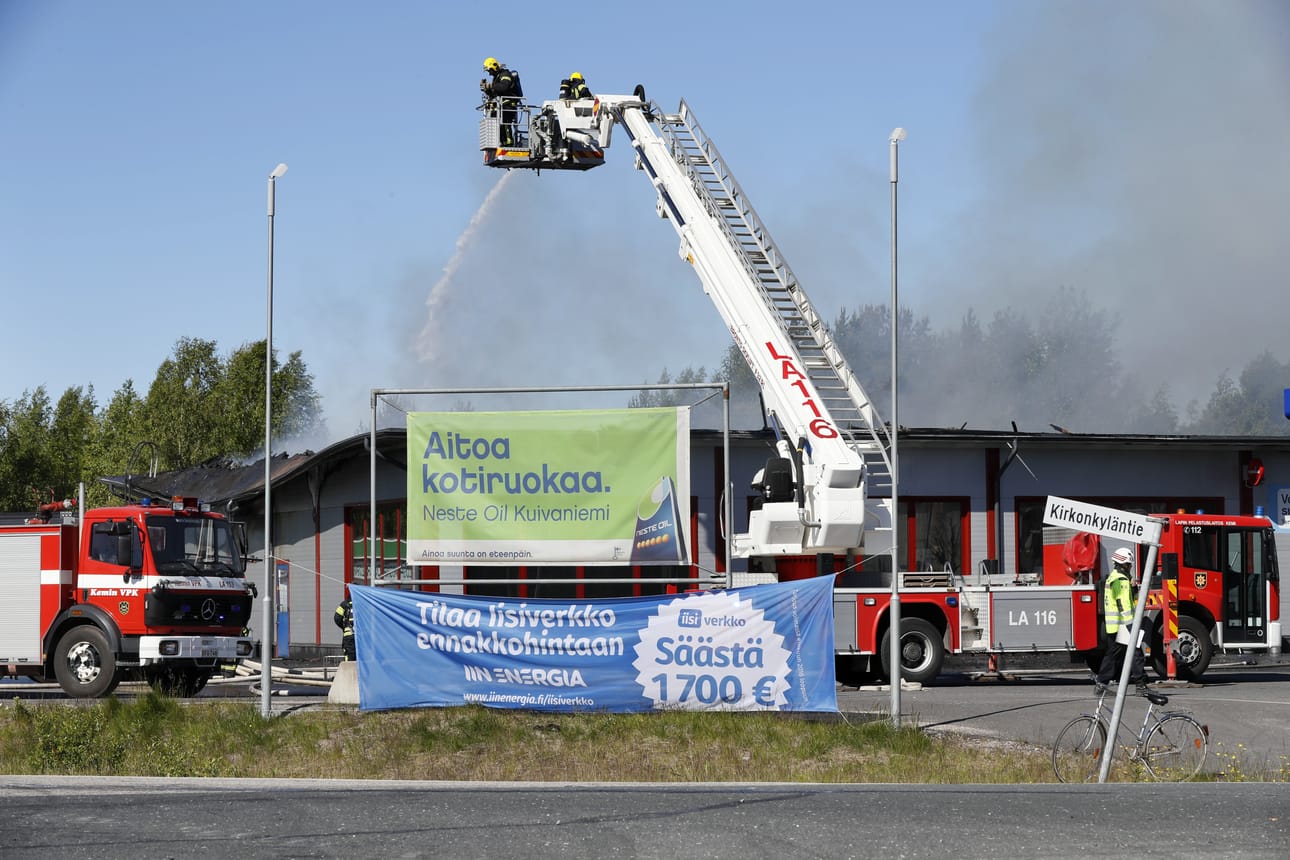 Nesteen huoltoasema paloi Iin Kuivaniemellä keskiviikkona.