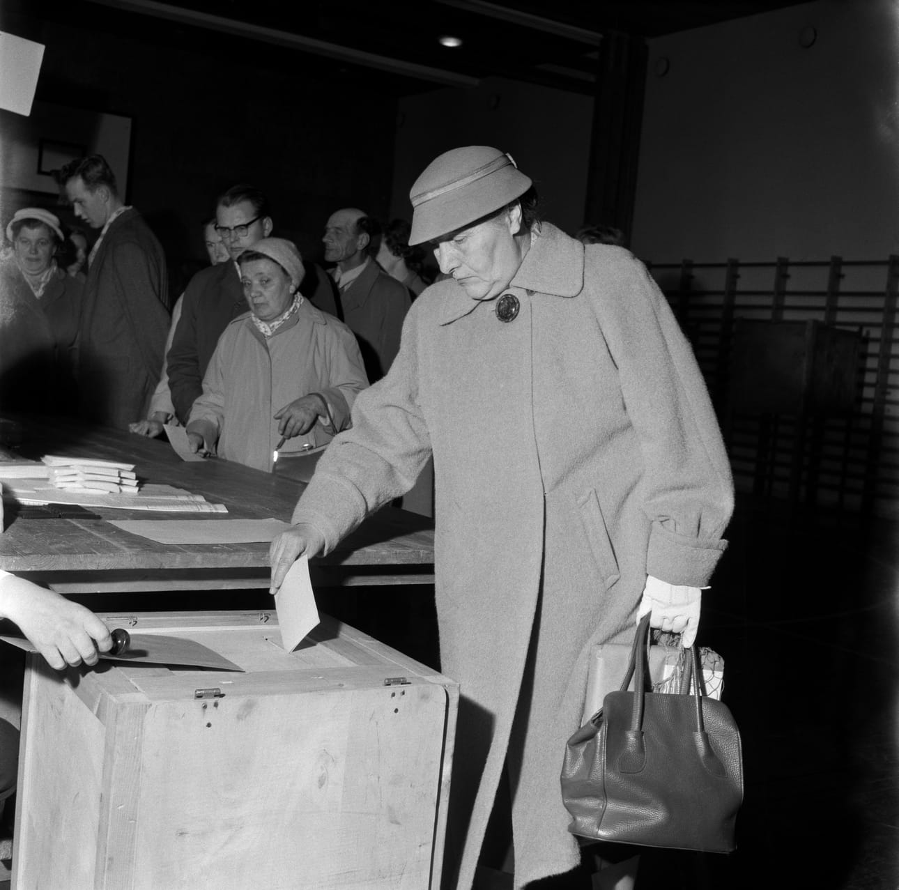 Äänestysinto kasvoi sotien jälkeen ja 1960-luvun kunnallisvaaleissa noin 85 prosenttia oulunsalolaisista käytti oikeuttaan vaikuttaa päättäjien kokoonpanoon. Kuvituskuvassa helsinkiläinen äänestäjä vuoden 1960 kuntavaaleissa.