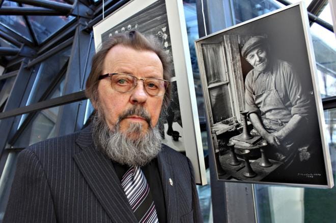 Kalervo Puskala kuvattuna Lappajärvellä syksyllä 2015. Puskala toi tuolloin näytteille kuviaan Lokakuun loiskeisiin, kuvassa savenvalaja Hemmi Ahola. ARKISTOKUVA: REIJO HEIKKILÄ