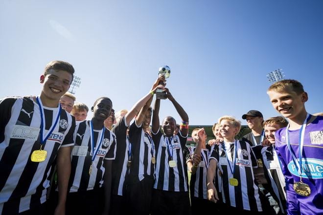 Vaasan Palloseuran juniorit nappasivat 14-vuotiaiden poikien turnausvoiton. Pokaalia pääsi ensimmäisenä nostamaan joukkueen kapteeni Fabrice Rukundo (kesk). KUVA: JARNO PELLINEN