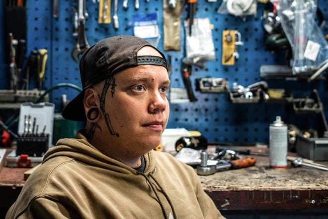 Koulukiusattu Jaakko halusi kostaa kiusaajilleen, mutta hakeutui väärään seuraan. Huumeiden käyttöään rahoittaakseen hänen oli turvauduttava rikoksiin ja otettava velkaa. KUVA: Yle Kuvapalvelu