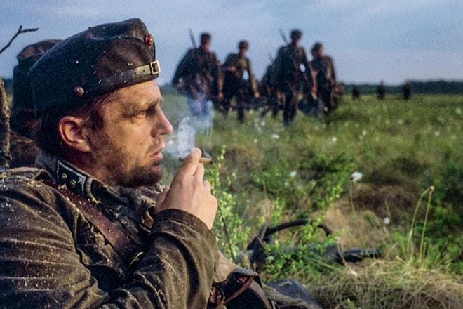 Rauni Mollbergin elokuvaversio Tuntematon sotilas (1985) palkittiin aikoinaan kolmella Jussilla. Koskelaa elokuvassa esittää Risto Tuorila. KUVA: ARCTIC-FILMI OY