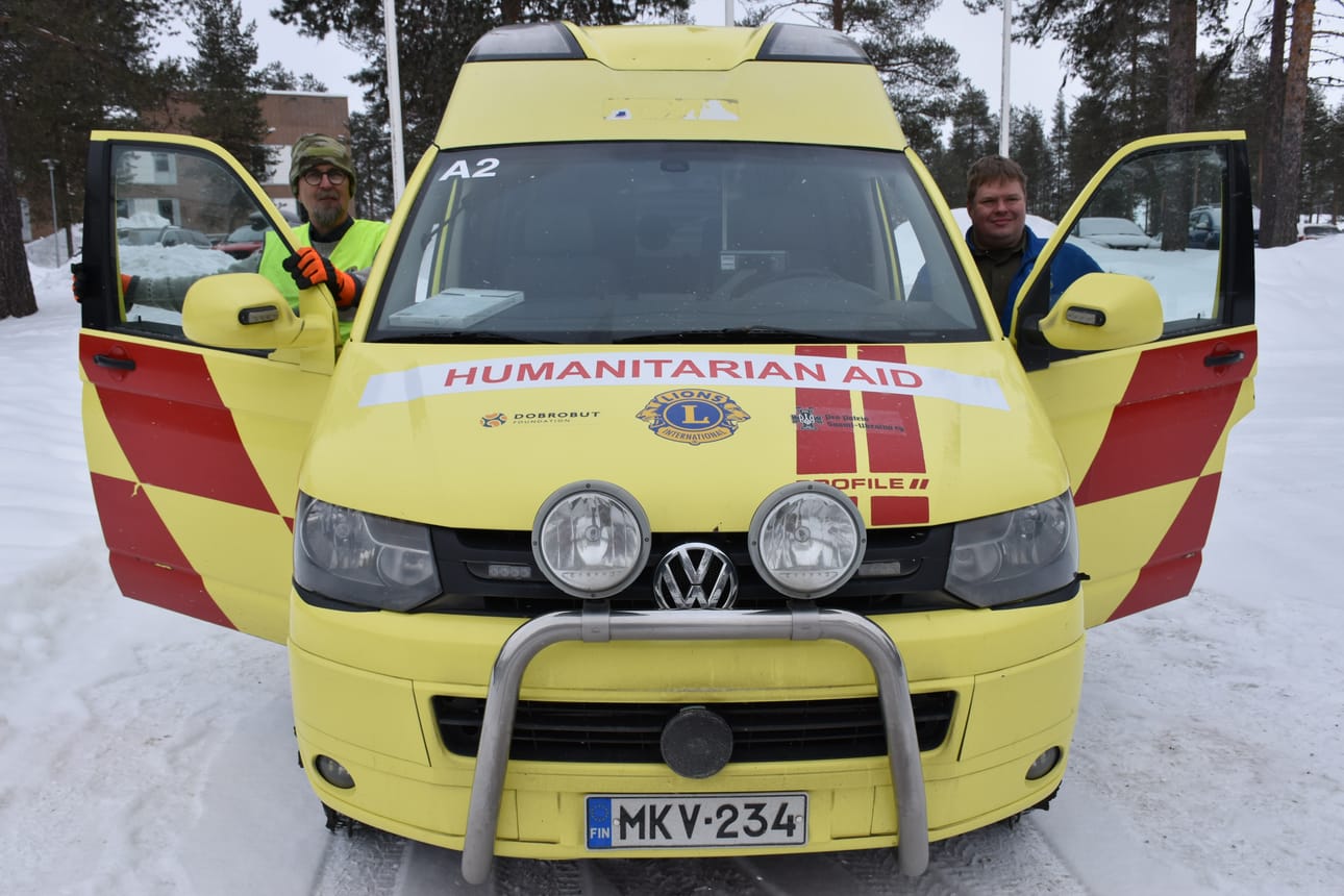 Jari Järvelä (oik.) ja Heikki Hemmilä toivat Ukrainaan lahjoitettavan ambulanssin esiteltäväksi viikonvaihteessa Kuusamossa järjestettyyn Lions-liiton neljänteen kauden 2024-25 kuvernöörineuvoston kokoukseen.