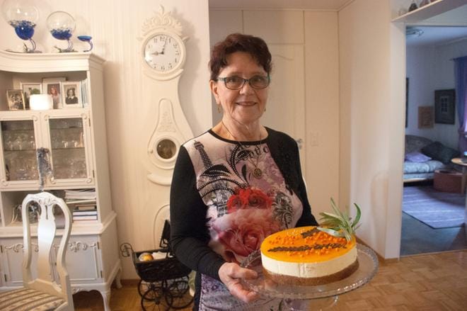 Anni Tikkamäen kakut saavat aina ihailua osakseen. Kakkuja pitää tekijän mukaan olla juhlapöydässä runsaasti. KUVAT: MINNA HIIRONEN