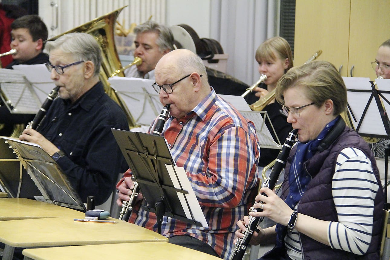 Oulaisten Puhallinorkesterissa soittaa tällä hetkellä yli 20 ihmistä, rakkaudesta musiikkiin. Soittajariveissä on sekä nuoria että kokeneempia soittajia.