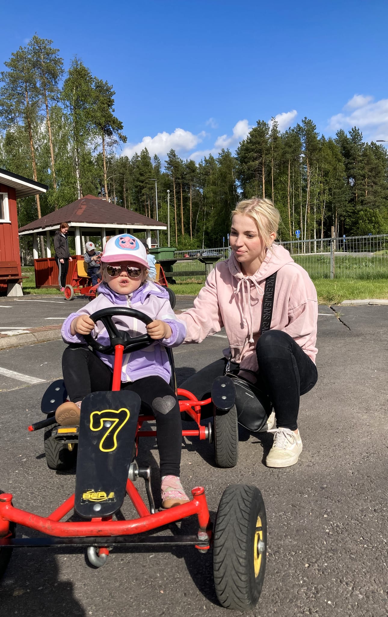 Taru ja Iris Karjalainen viihtyivät Pudasjärven liikennepuistossa heti avajaispäivänä. Pudasjärven kaupungin liikuntapalvelut sekä tekninen- ja ympäristötoiminta järjestävät kesäkuussa liikennepuistossa toimintatuokioita tiistaisin.