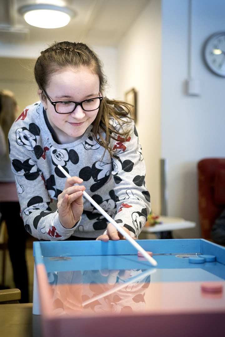 Disc-peli. Siina Sirjola (kuvassa), Veera Vuorjoki ja Vilma Väärälä tekivät Coronasta innoituksen saaneen pelin.