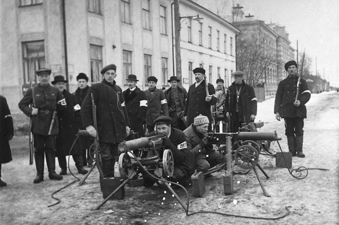 Valkoisten joukkoja Vaasan Raastuvankadulla sisällissodan alkaessa. KUVA: Museovirasto