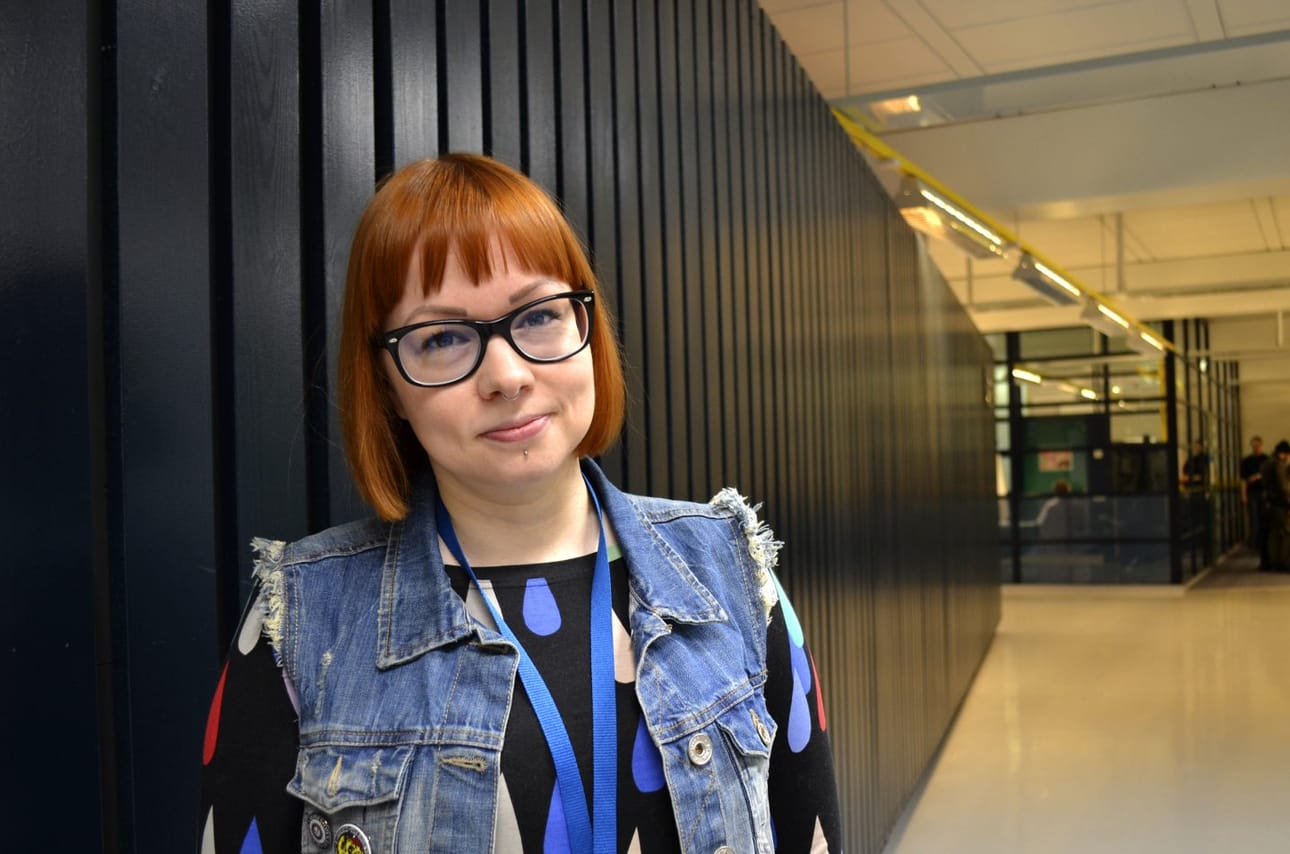 Heidi Hartikainen työskentelee tällä hetkellä Interact-tutkimusryhmässä tieto- ja sähkötekniikan tiedekunnassa. Hän, professori Netta Iivari, professori Marianne Kinnula ja tutkijatohtori Leena Ventä-Olkkonen saivat Pohjois-Pohjanmaan kulttuurirahaston kärkihankkeena 40 000 euron rahoituksen lasten valtaistamista tietotekniikan kehittäjiksi ja muokkaajiksi käsittelevään tutkimukseen.