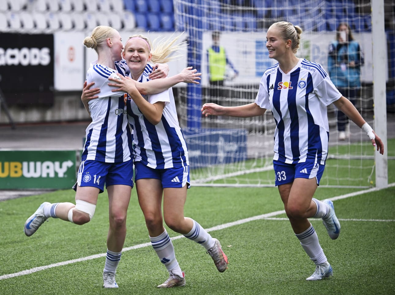 HJK:n Iiris Holmström (keskellä) teki johtomaalin 70. minuutilla. Onnittelemassa Lotta Kalske (vasemmalla) ja Lilli Halttunen. LEHTIKUVA / MARKKU ULANDER