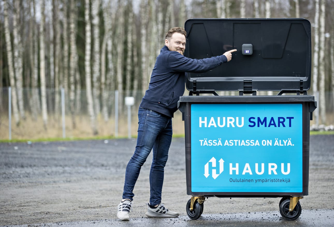 Hauru Smart -palvelu käyttää anturista saamiaan tietoja tyhjennystarpeiden paikantamiseen ja jätekuljetuksen reittien suunnitteluun. Toimitusjohtaja Mikko Hauru on erityisen iloinen innovaation paikallisuudesta.