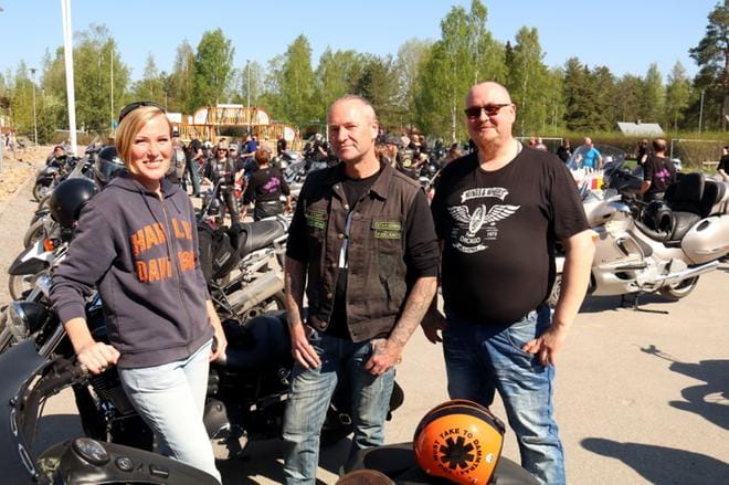 Kauhavalaiset Terhi ja Mika Isoketo liittyivät kiusaamista vastustavien motoristien joukkoon ensimmäistä kertaa, kun kortesjärveläinen Rami Viita-aho innosti. Viita-aholla oli kampanjasta muutaman retken kokemus. KUVAT: ANU NAHKALA