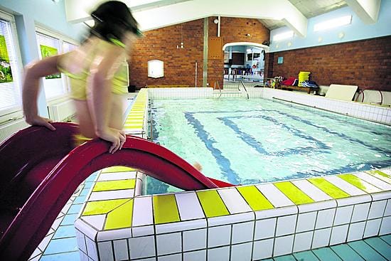 Raatin uimahallia laajennetaan remontin yhteydessä. Nyt laajennuksesta kaavaillaan isompaa.