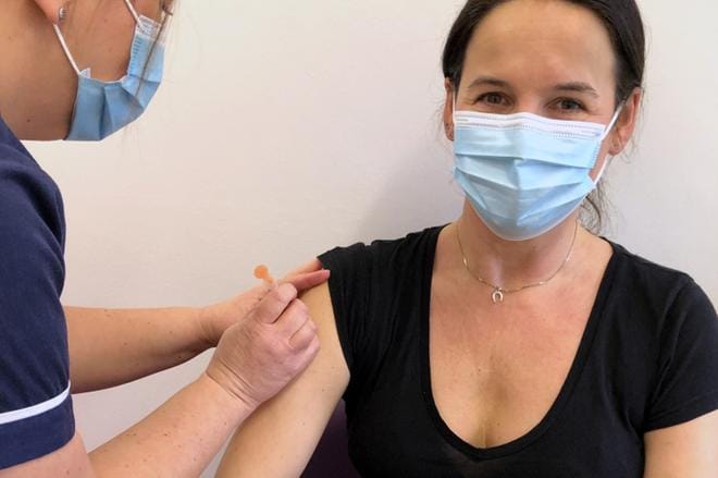 Turusta lähtöisin oleva Karolina Kivimäki sai pari päivää sitten AstraZenecan ensimmäisen rokotteen Lontoossa. KUVA: Karolina Kivimäen albumi