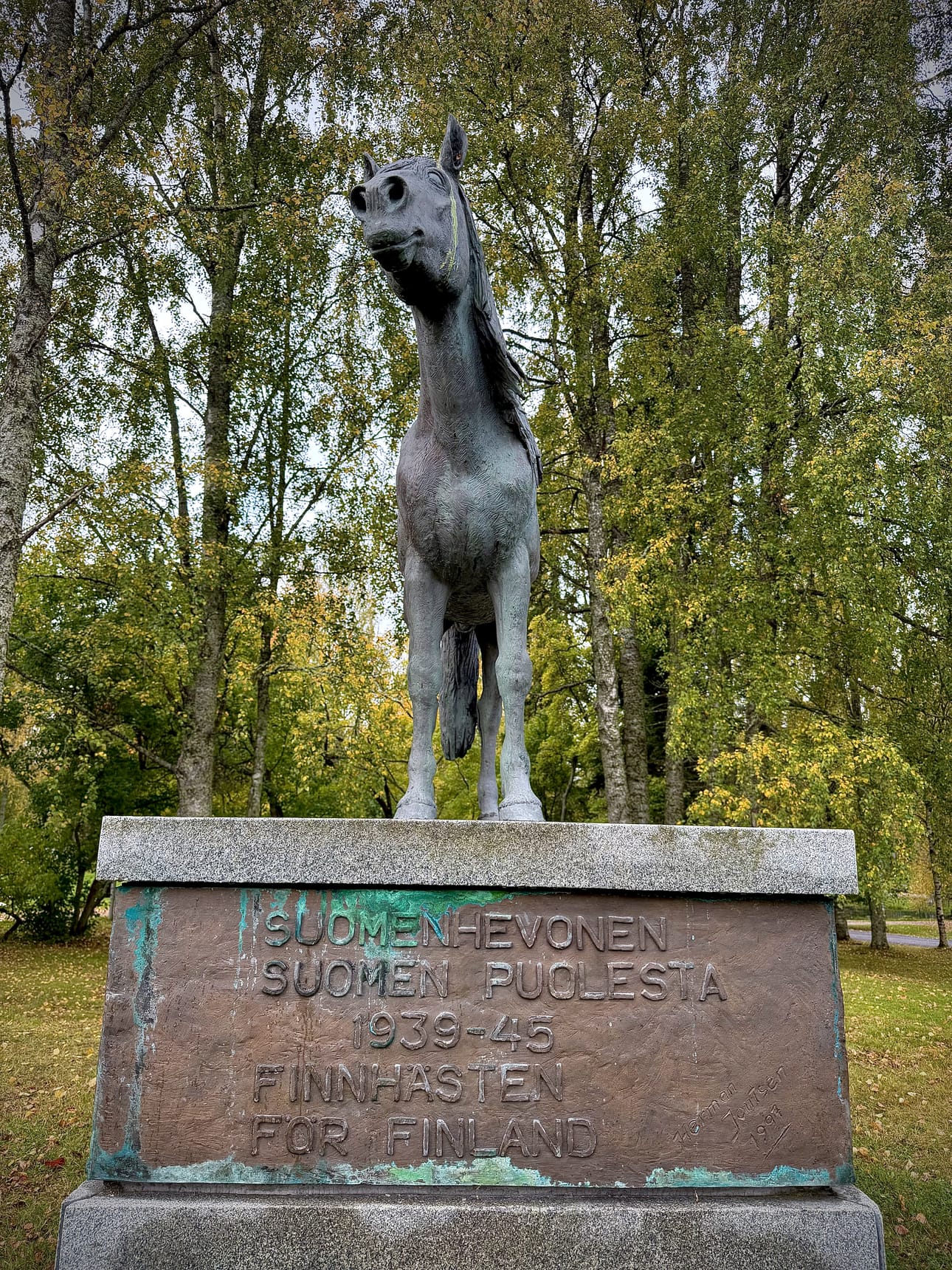 Seinäjoelle pystytettiin patsas sodissa palvelleiden suomenhevosten kunniaksi vuonna 1997. Seinäjoki valittiin sijainniksi siksi, että sotahevosia luovutettiin eniten Vaasan sotilasläänin alueelta.