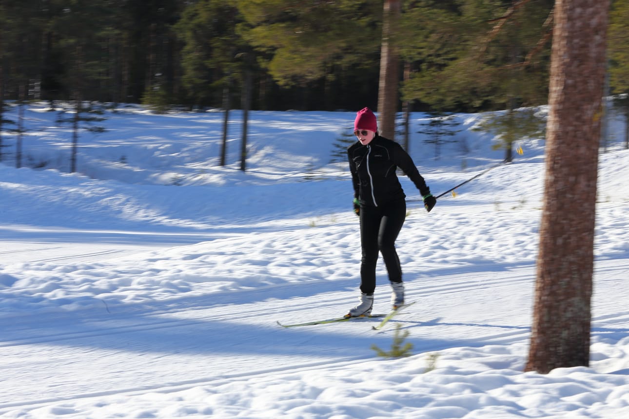 Hiihtäjät olivat maanantaina päivällä hiihtomajalla yllättävän harvassa. Tässä yksi hiihtäjä, joka paineli menemään varsin vauhdikkaasti, eikä kerennyt juuri jutustelemaan.