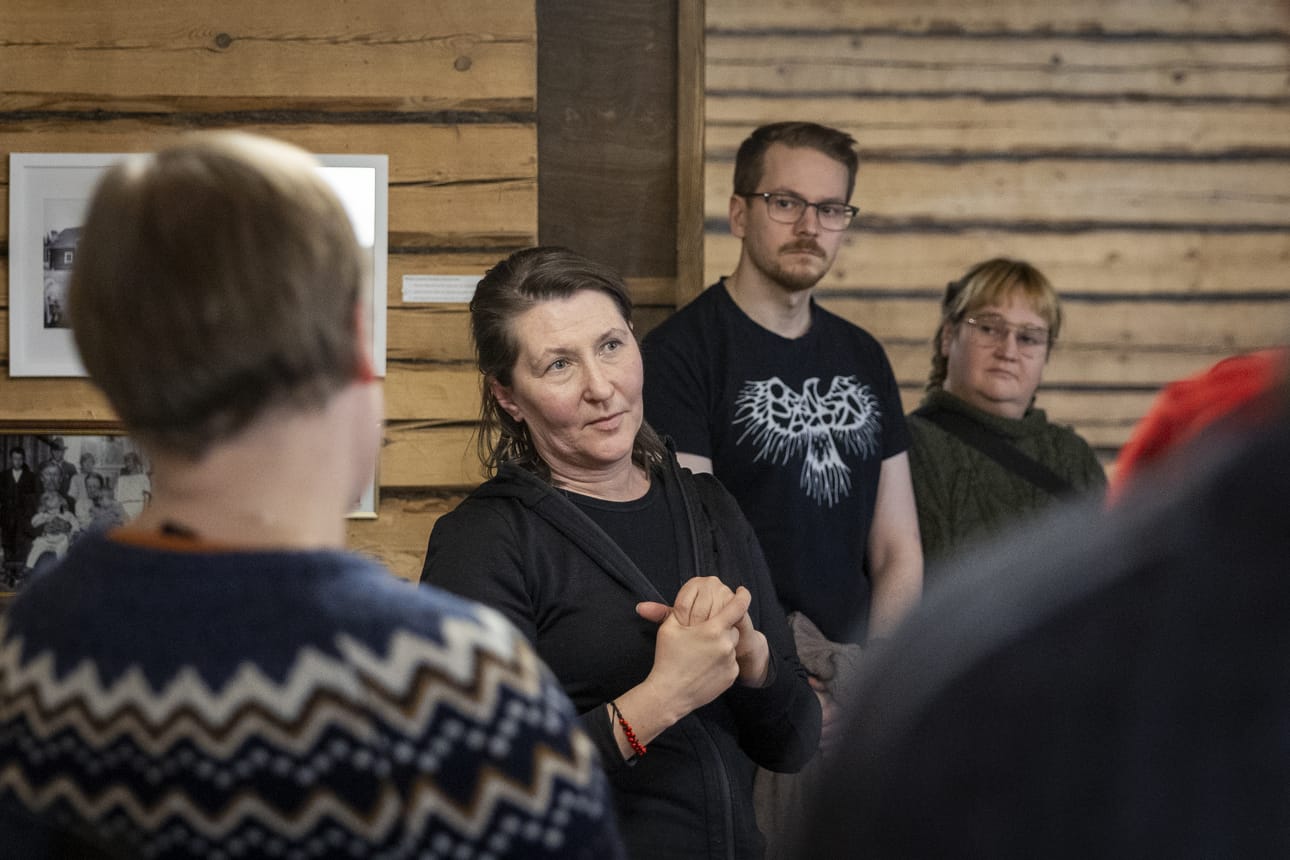 Marika Lamberg (keskellä) tekee retkiruokiaan itse, sillä vegaanisia valmisruokia on niin vähän. Taustalla kuuntelevat Tuomas Sormunen ja Anna Haapakangas.